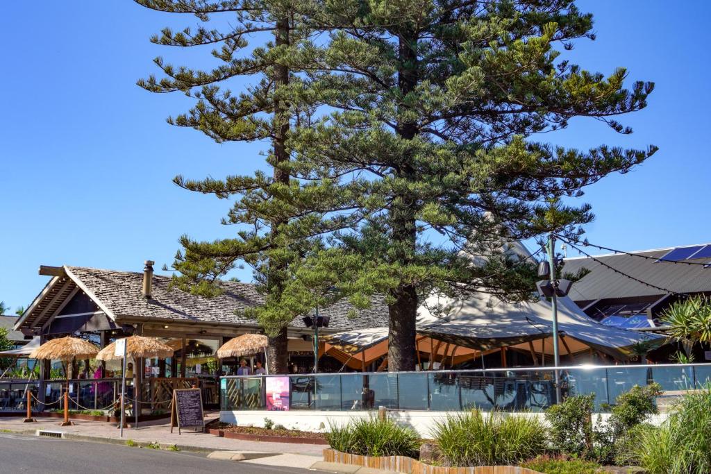 Beach Hotel, Bryon image